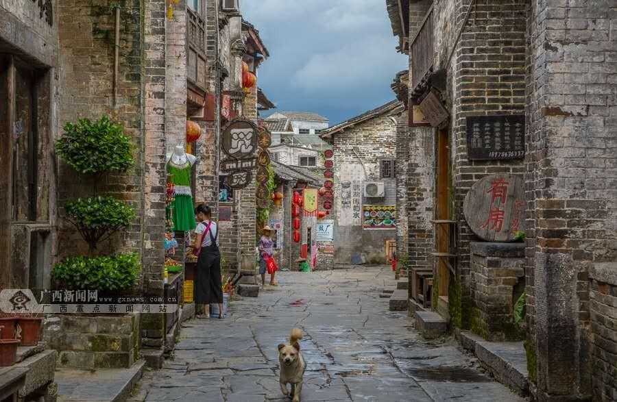 记者：法兰克福正在和巴黎谈埃基蒂克，但不愿意支付转会费