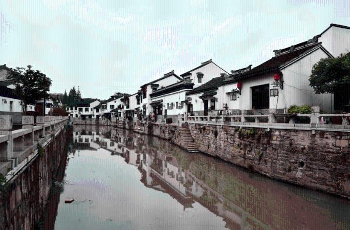 村超球场上的暖心画面,即使是下雨天也无法抵挡球迷对球赛的热情